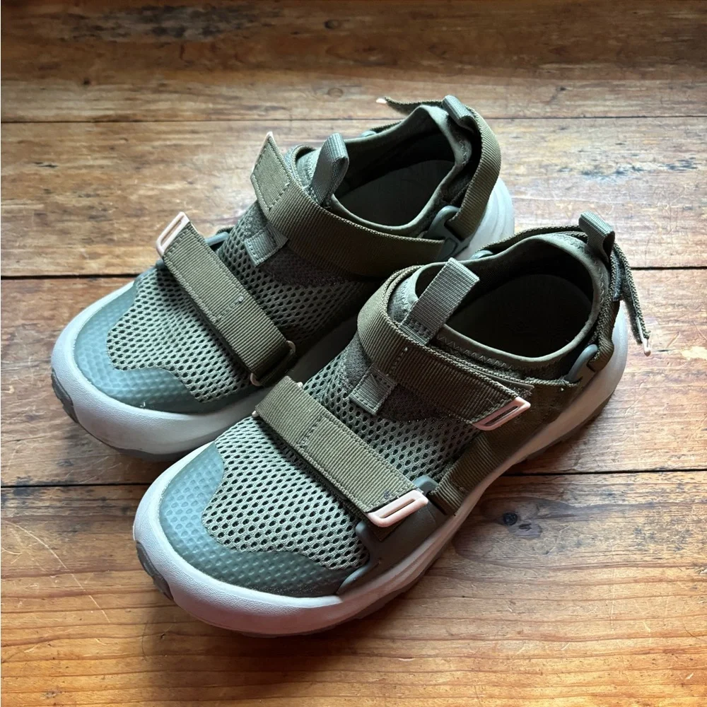 TEVA OUTFLOW Universal Water Shoes - Picture 2 of 6